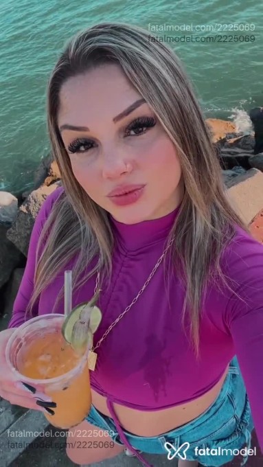 Acompanhante mulher loira (o) de olhos castanhos - Gabriela