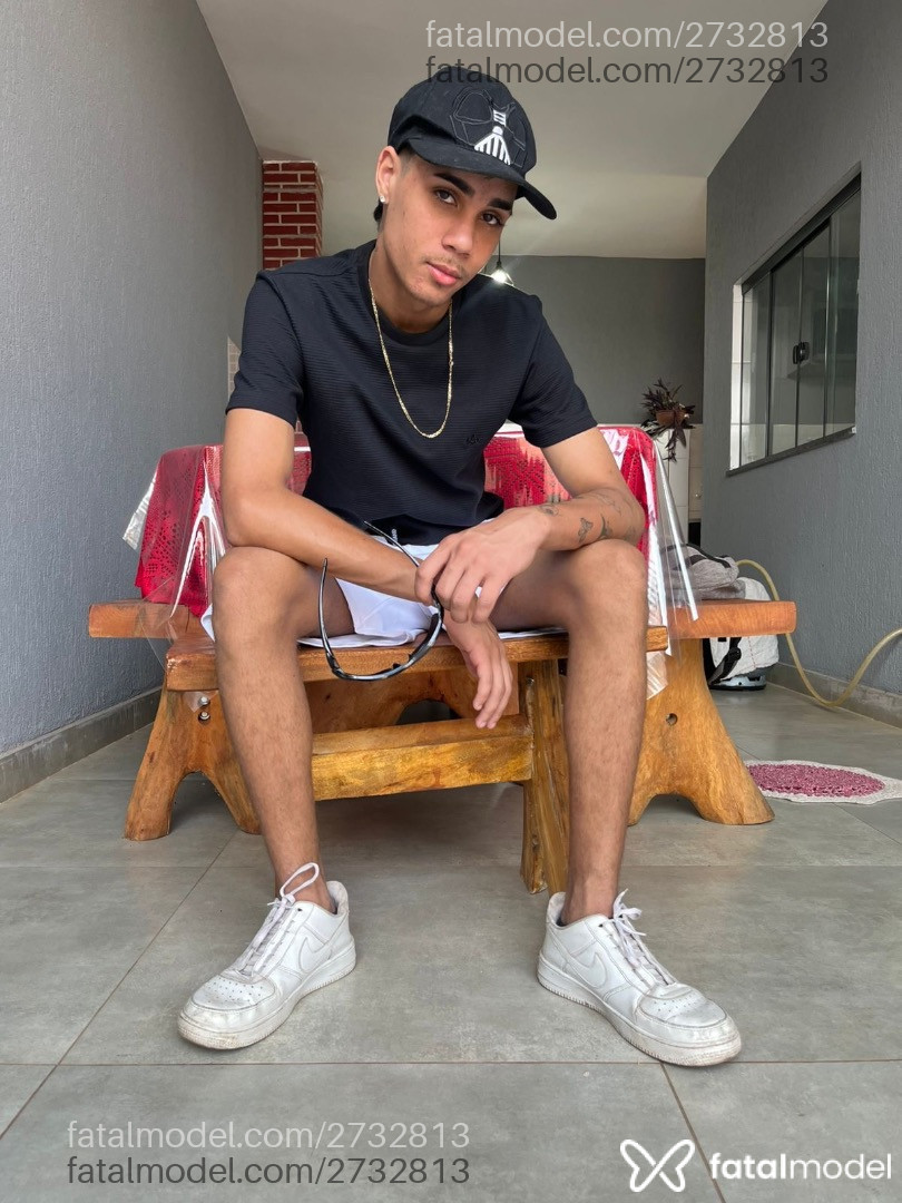 Acompanhante homem morena (o) de olhos pretos em Virtual - Olive