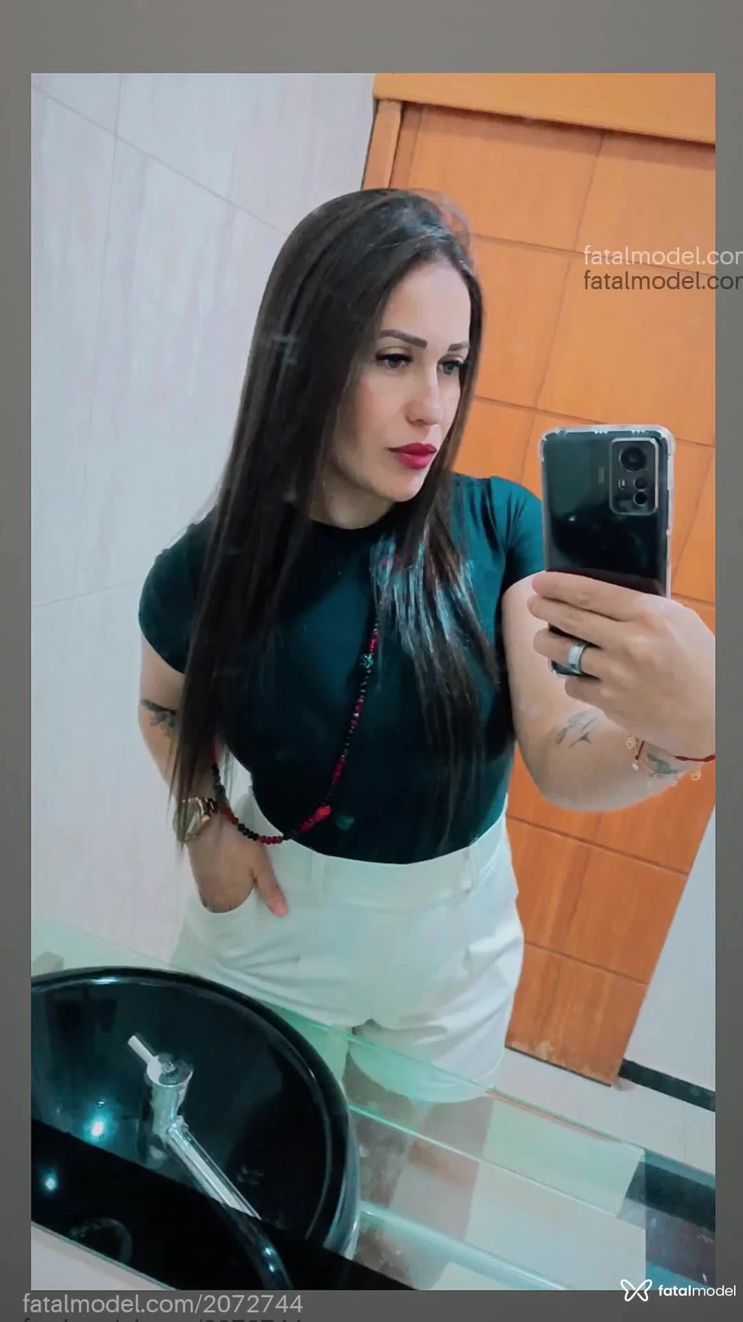Acompanhante mulher com cabelo castanho de olhos verdes em Paranavaí Acompanhante mulher com cabelo castanho de olhos verdes em Paranavaí - Melissa