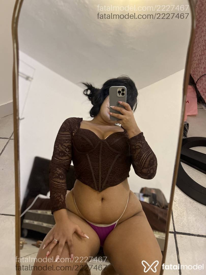 Acompanhante mulher trans morena (o) de olhos pretos - Rilary