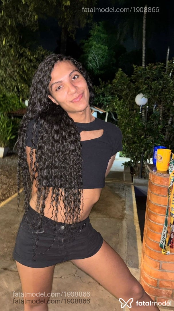 Acompanhante não-binário com cabelo castanho de olhos castanhos em Cuiabá Acompanhante não-binário com cabelo castanho de olhos castanhos em Cuiabá - Fer