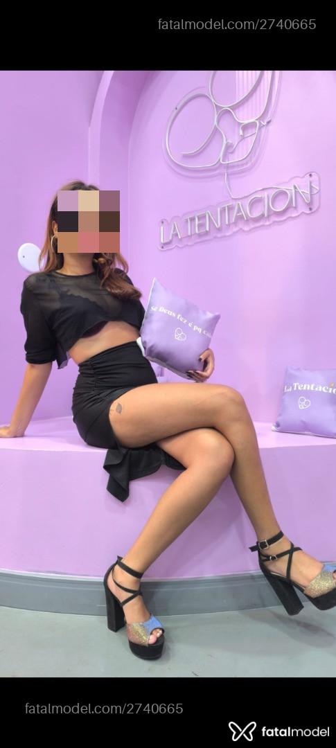 Acompanhante mulher com cabelo castanho de olhos castanhos - Zara Acompanhante mulher com cabelo castanho de olhos castanhos - Zara
