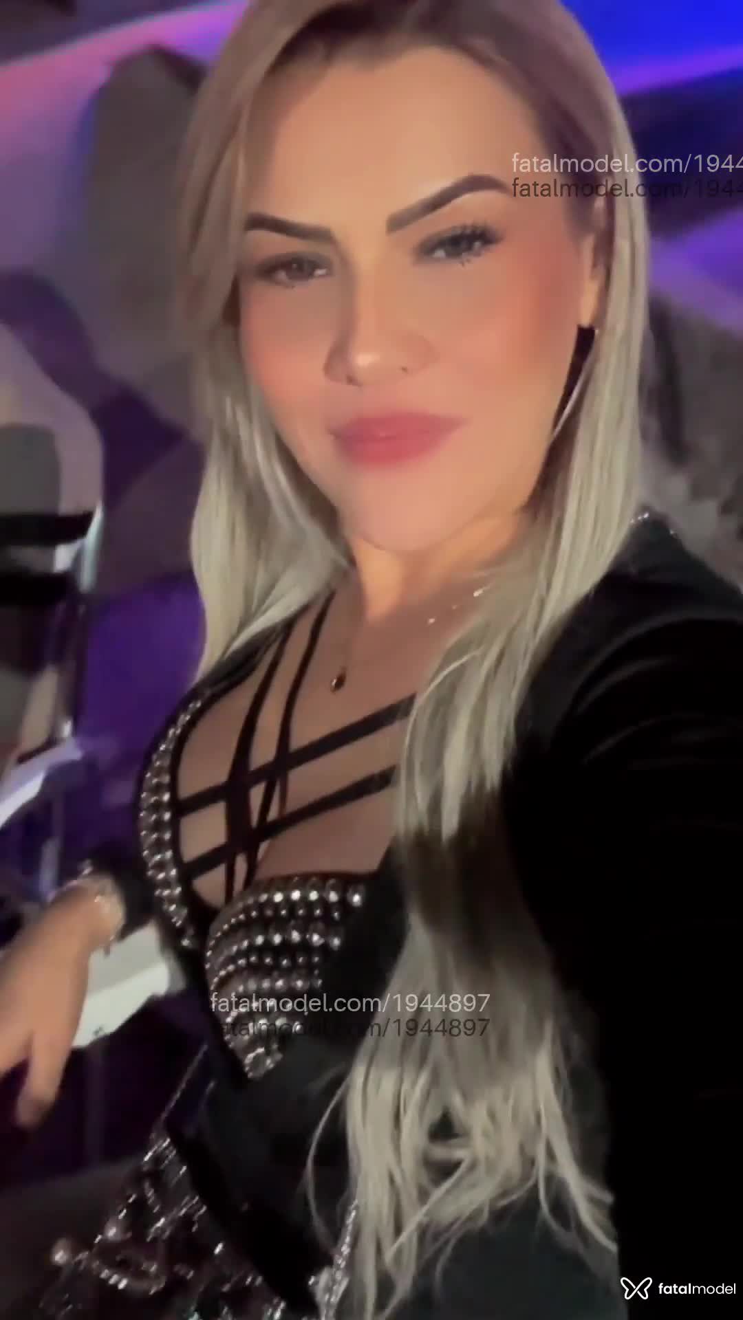 Acompanhante mulher loira (o) de olhos mel em Araxá - Izza Prado