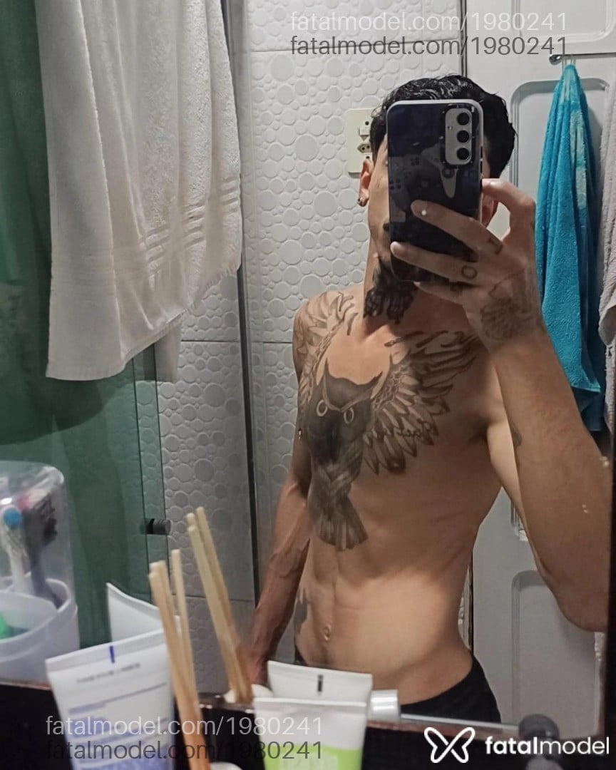 Acompanhante homem morena (o) de olhos pretos em Cariacica Acompanhante homem morena (o) de olhos pretos em Cariacica - Tatuadota