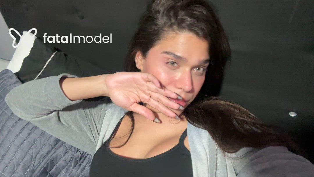 Acompanhante mulher trans com cabelo castanho de olhos mel - ísis