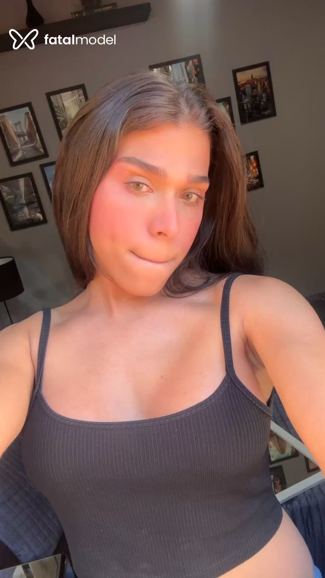 Acompanhante mulher trans com cabelo castanho de olhos mel - ísis