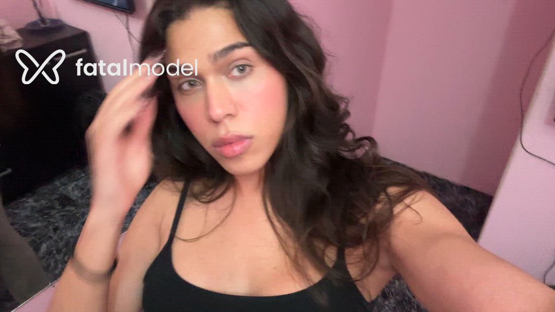 Acompanhante mulher trans com cabelo castanho de olhos mel - ísis