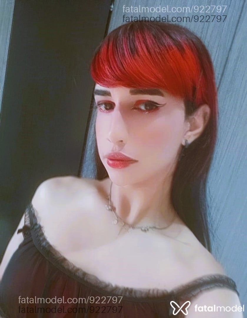 Acompanhante mulher trans com cabelo colorido de olhos castanhos em São João Batista - Maya Akame