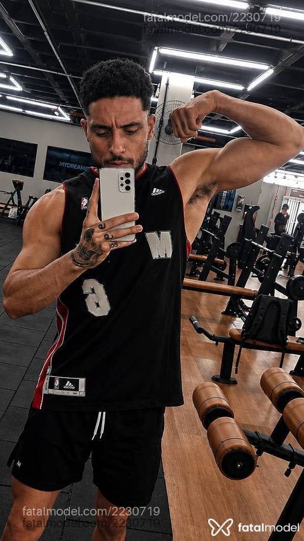 Acompanhante homem morena (o) de olhos pretos - Logan Leblanc