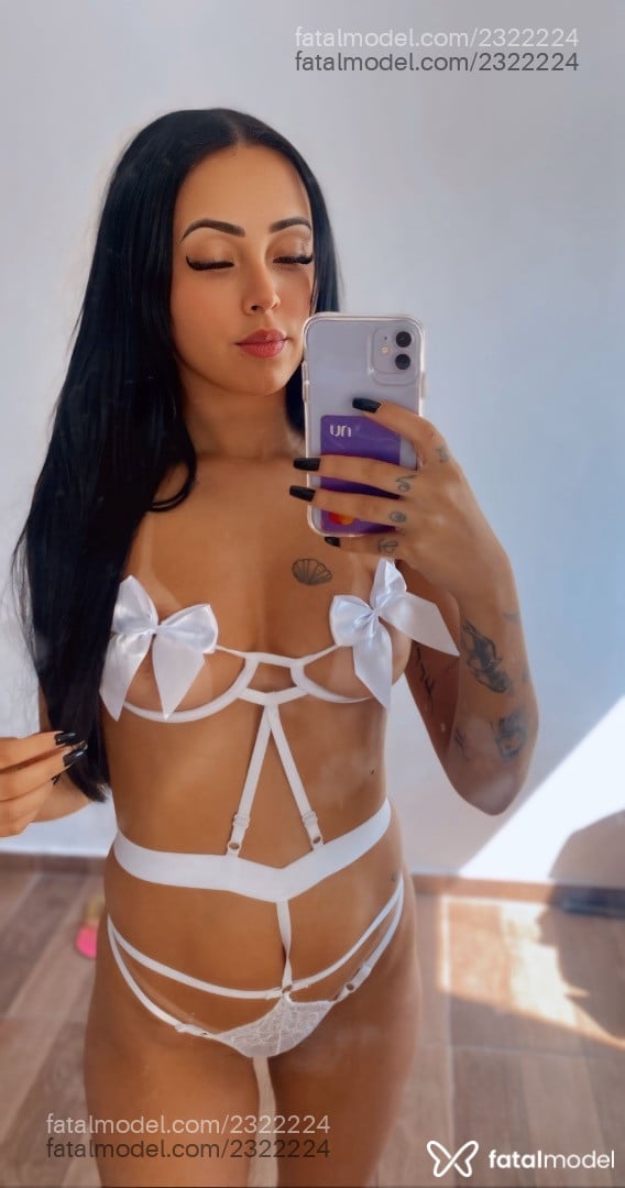 Acompanhante mulher morena (o) de olhos verdes - Mavie