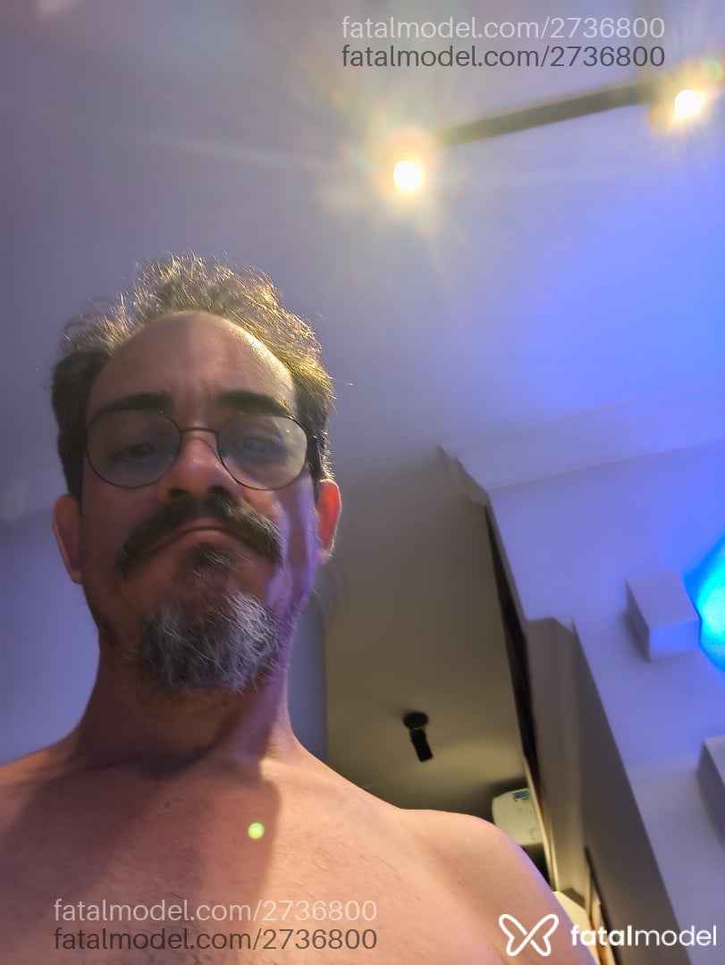 Acompanhante homem com cabelo grisalho de olhos pretos em Campo Grande - Campo Mature