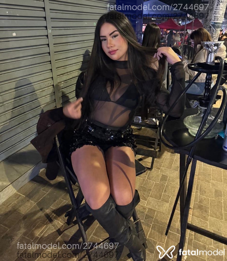 Acompanhante mulher com cabelo castanho de olhos castanhos - Júlia Moura