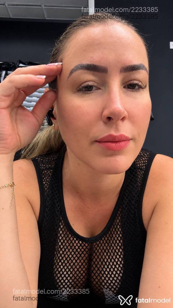 Acompanhante mulher loira (o) de olhos castanhos - Julia