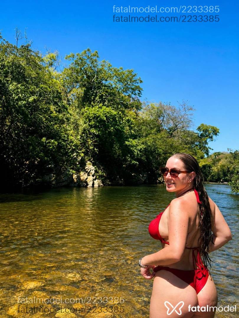 Acompanhante mulher loira (o) de olhos castanhos - Julia