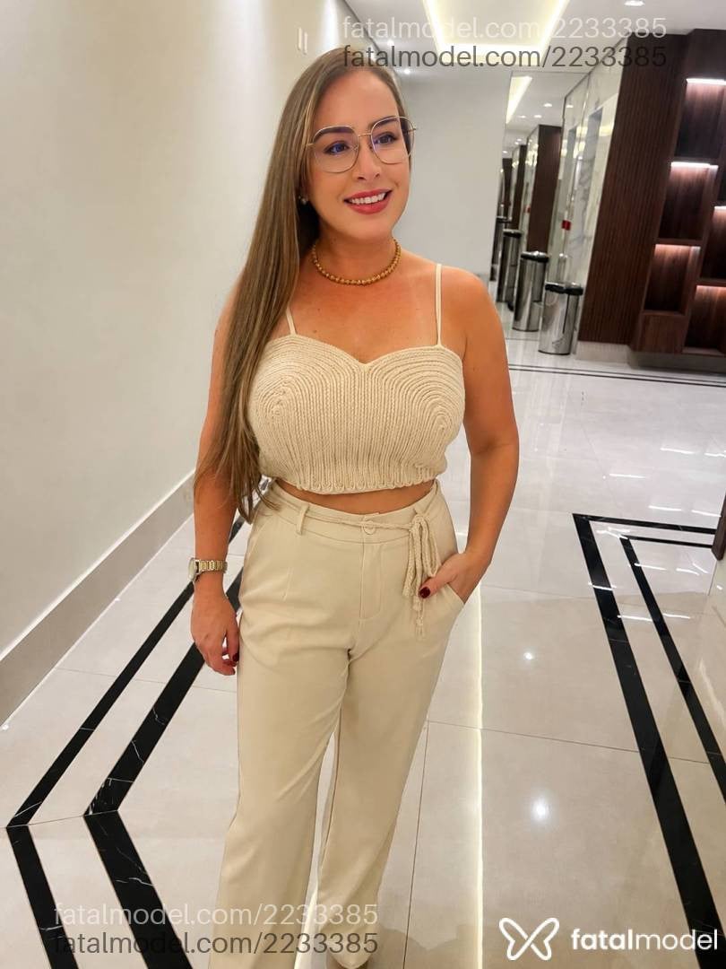 Acompanhante mulher loira (o) de olhos castanhos - Julia