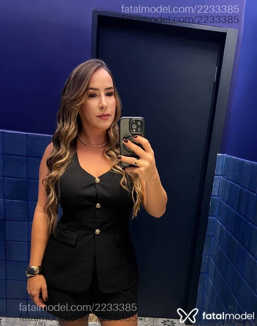 Acompanhante mulher loira (o) de olhos castanhos - Julia