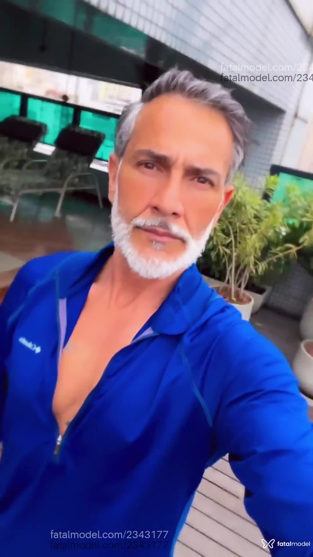 Acompanhante homem com cabelo grisalho de olhos castanhos em São Paulo Acompanhante homem com cabelo grisalho de olhos castanhos em São Paulo - Reiss