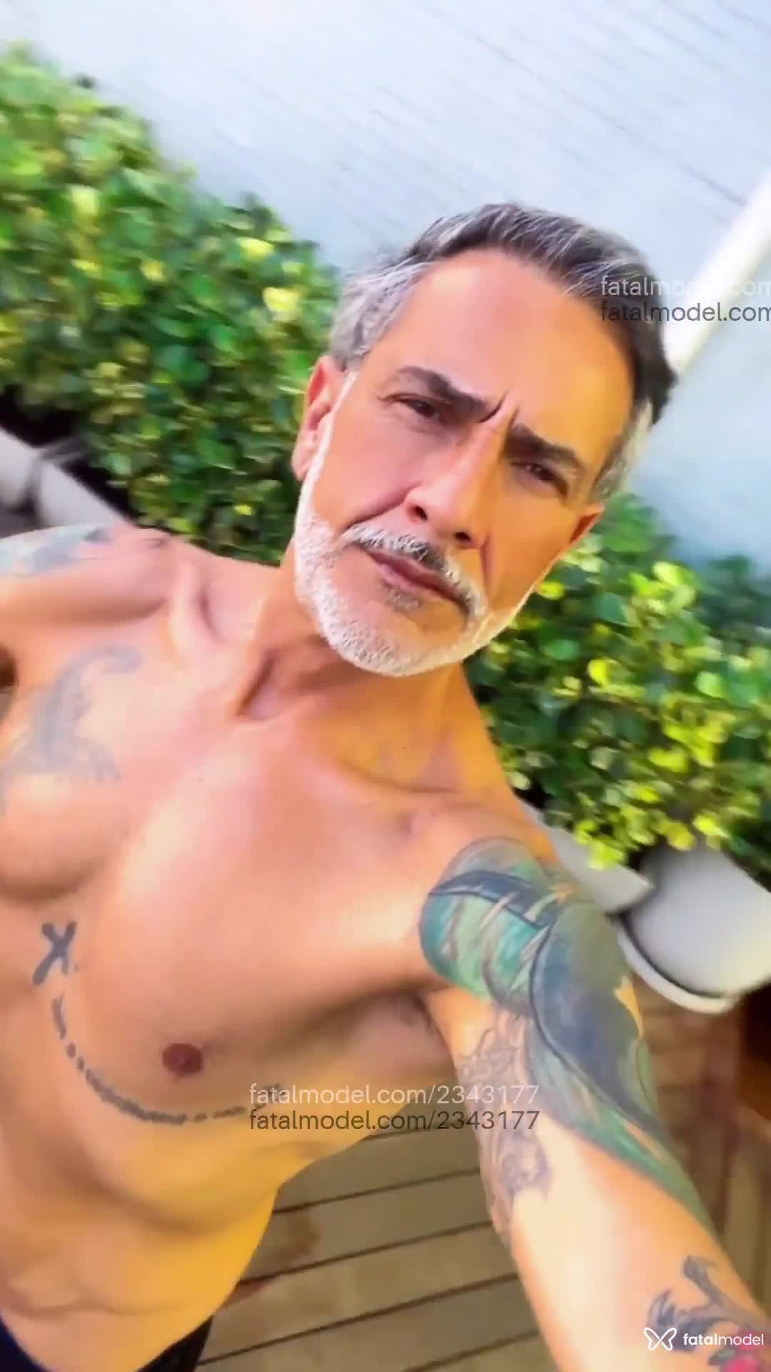 Acompanhante homem com cabelo grisalho de olhos castanhos em São Paulo Acompanhante homem com cabelo grisalho de olhos castanhos em São Paulo - Reiss