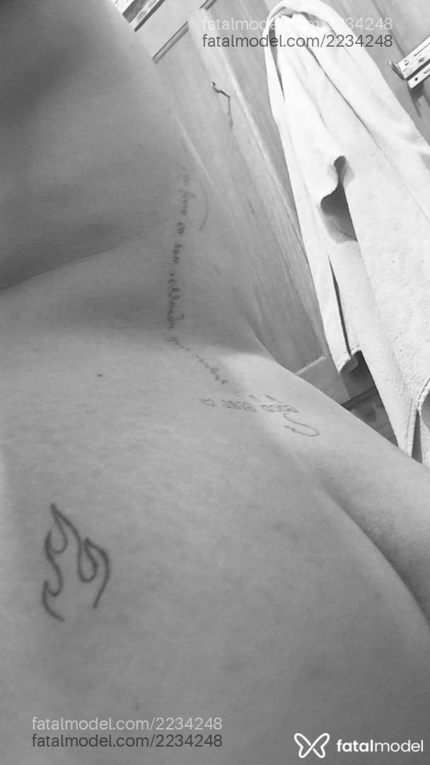 Acompanhante mulher morena (o) de olhos pretos - Laura
