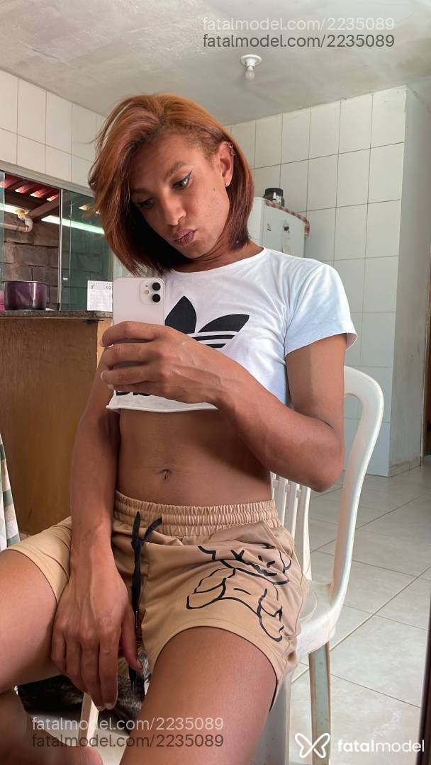Acompanhante mulher trans com cabelo castanho de olhos mel em Mateus Leme - Rafaela Faria