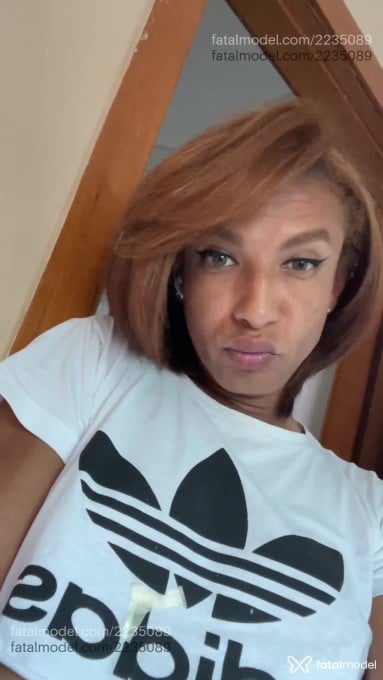 Acompanhante mulher trans com cabelo castanho de olhos mel em Mateus Leme - Rafaela Faria