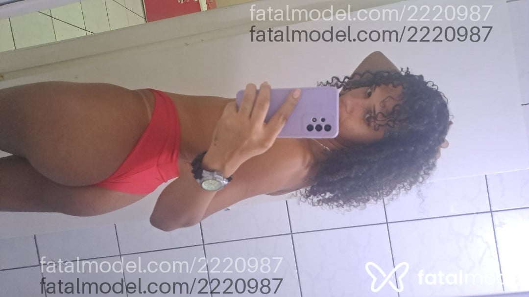 Acompanhante mulher trans com cabelo castanho de olhos castanhos em Salvador - Enndy Dells