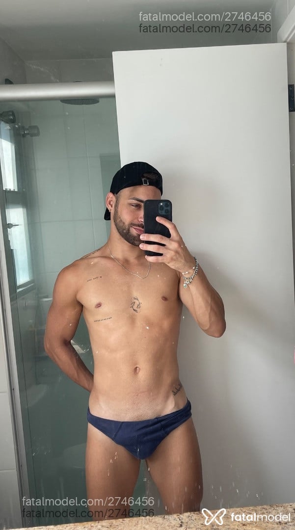 Acompanhante homem com cabelo castanho de olhos verdes em Salvador - Thiago Oliveira