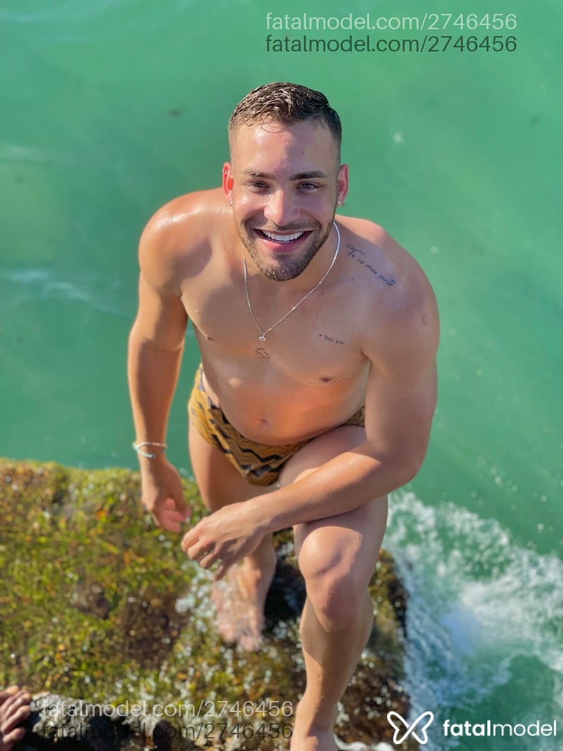 Acompanhante homem com cabelo castanho de olhos verdes em Salvador - Thiago Oliveira