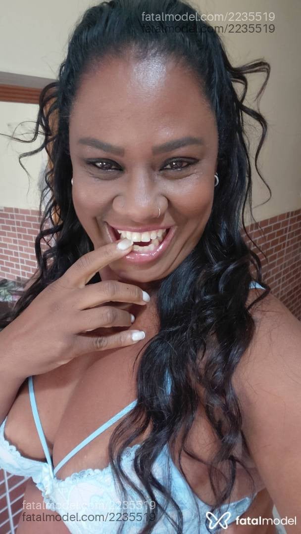 Acompanhante mulher com cabelo castanho de olhos castanhos - Cacau