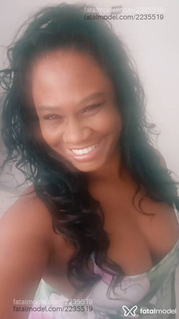 Acompanhante mulher com cabelo castanho de olhos castanhos - Cacau