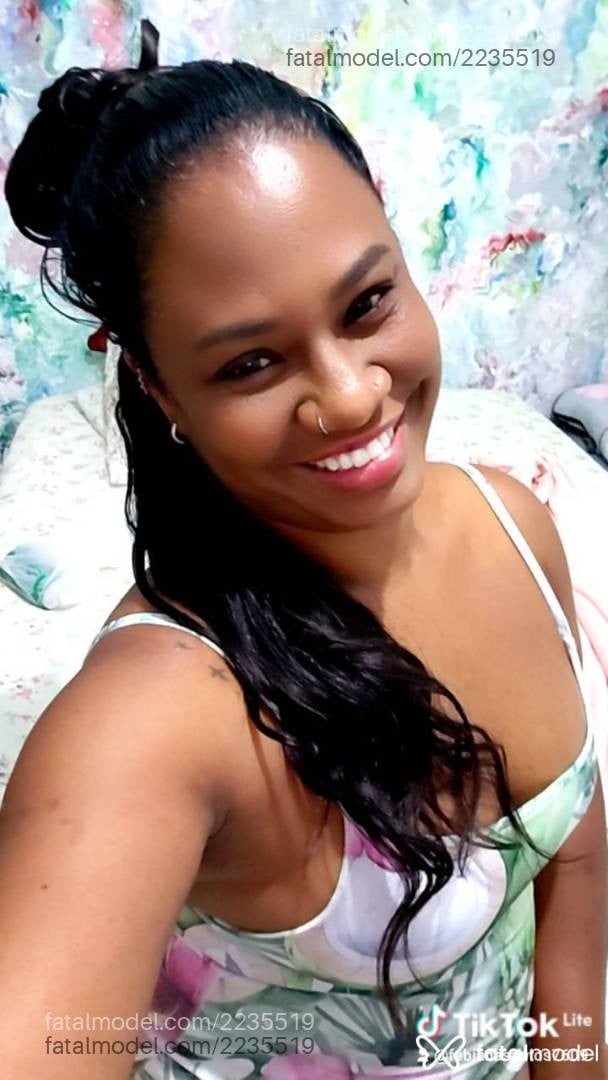 Acompanhante mulher com cabelo castanho de olhos castanhos - Cacau