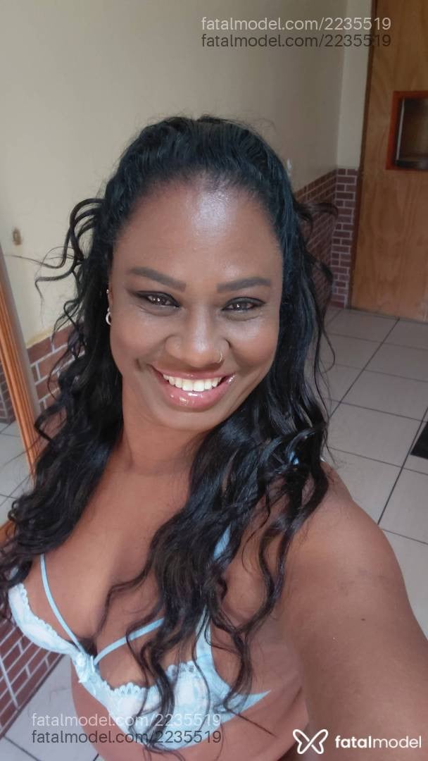 Acompanhante mulher com cabelo castanho de olhos castanhos - Cacau