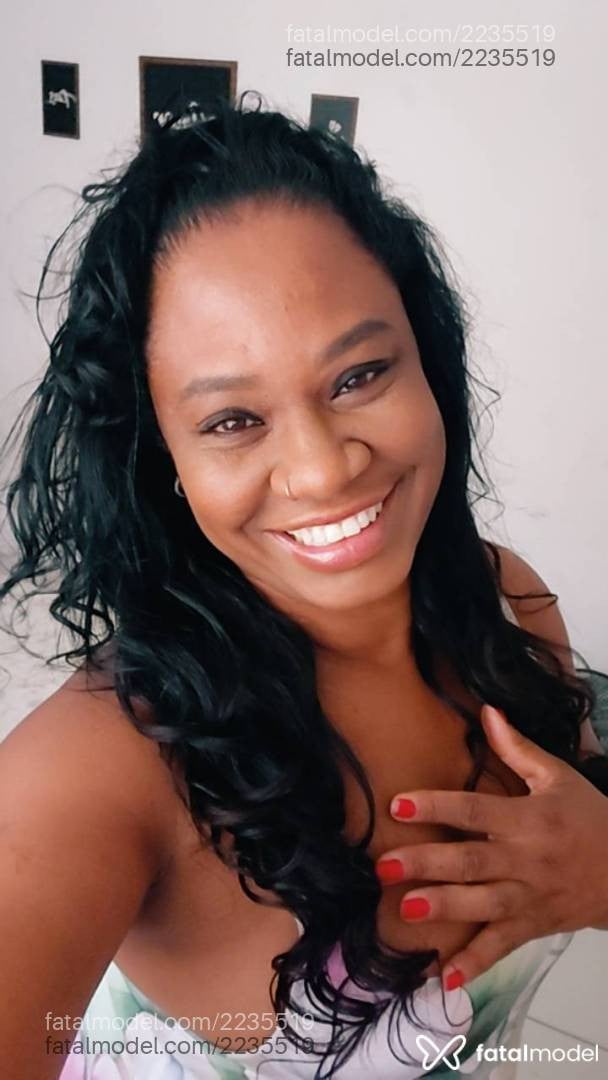 Acompanhante mulher com cabelo castanho de olhos castanhos - Cacau