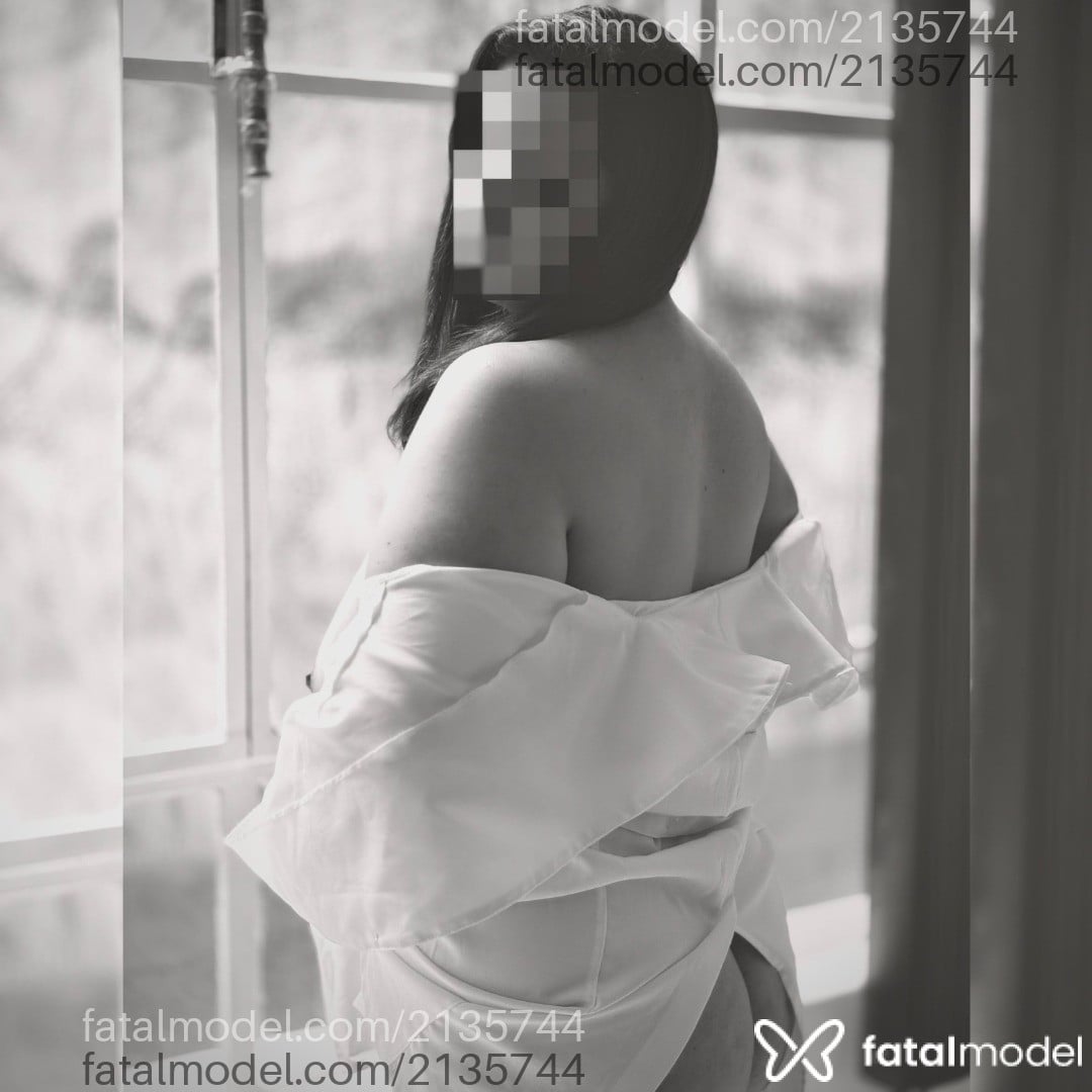 Acompanhante mulher com cabelo castanho de olhos castanhos em Curitiba Acompanhante mulher com cabelo castanho de olhos castanhos em Curitiba - Amanda