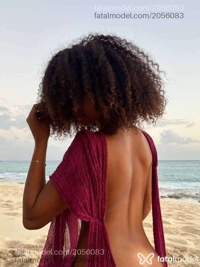 Acompanhante mulher com cabelo castanho de olhos castanhos em Blumenau Acompanhante mulher com cabelo castanho de olhos castanhos em Blumenau - Thalyta
