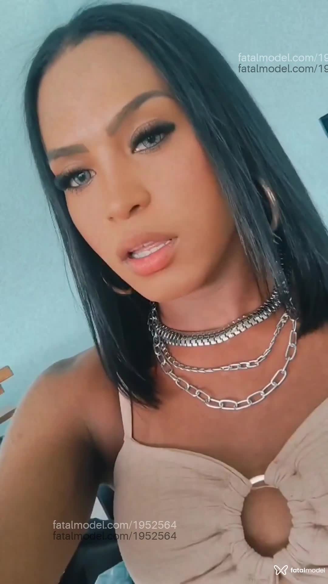 Acompanhante mulher trans com cabelo colorido de olhos castanhos em Aparecida de Goiânia - Tracanelli
