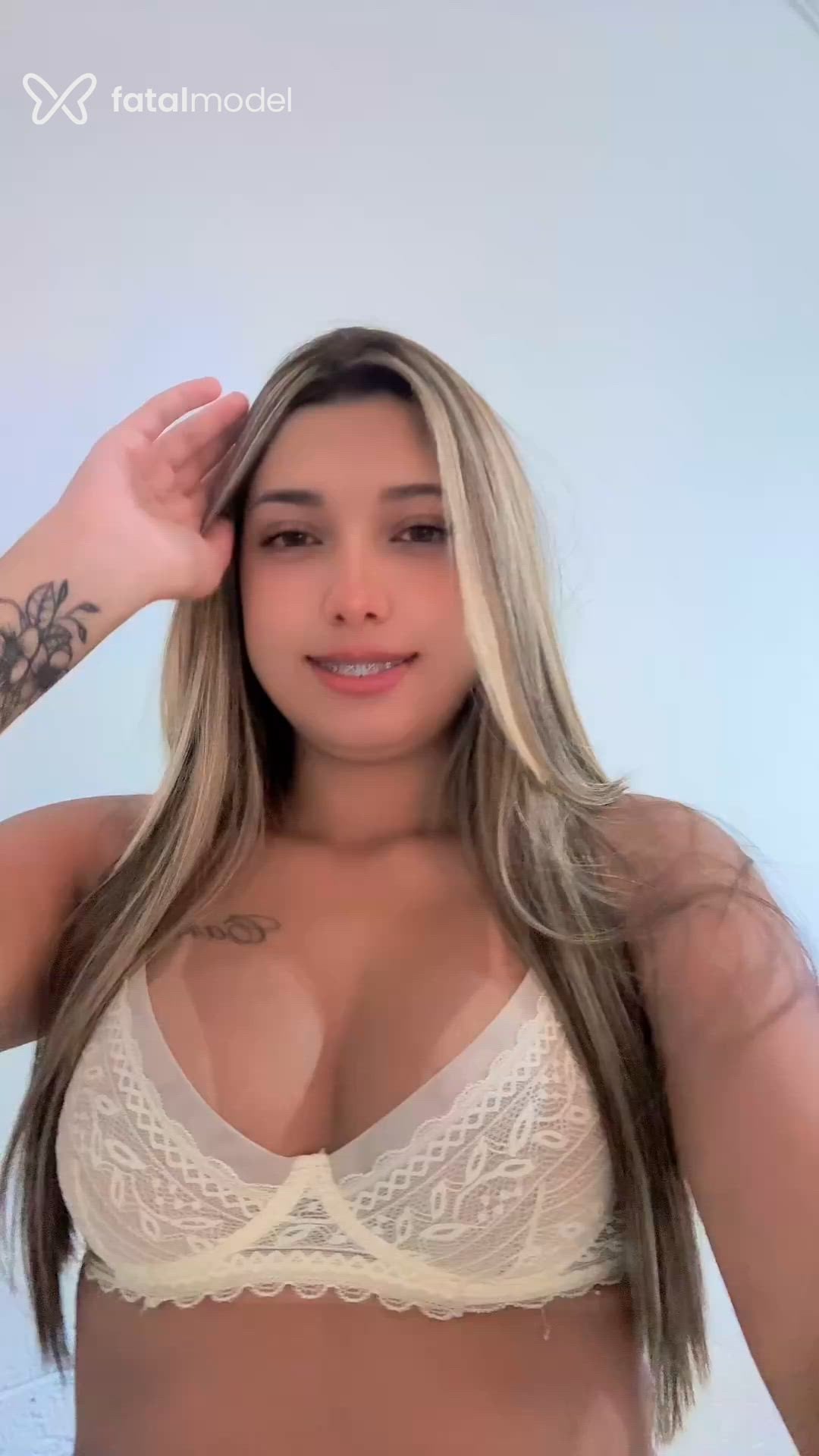 Acompanhante mulher com cabelo castanho de olhos mel - Bruninha