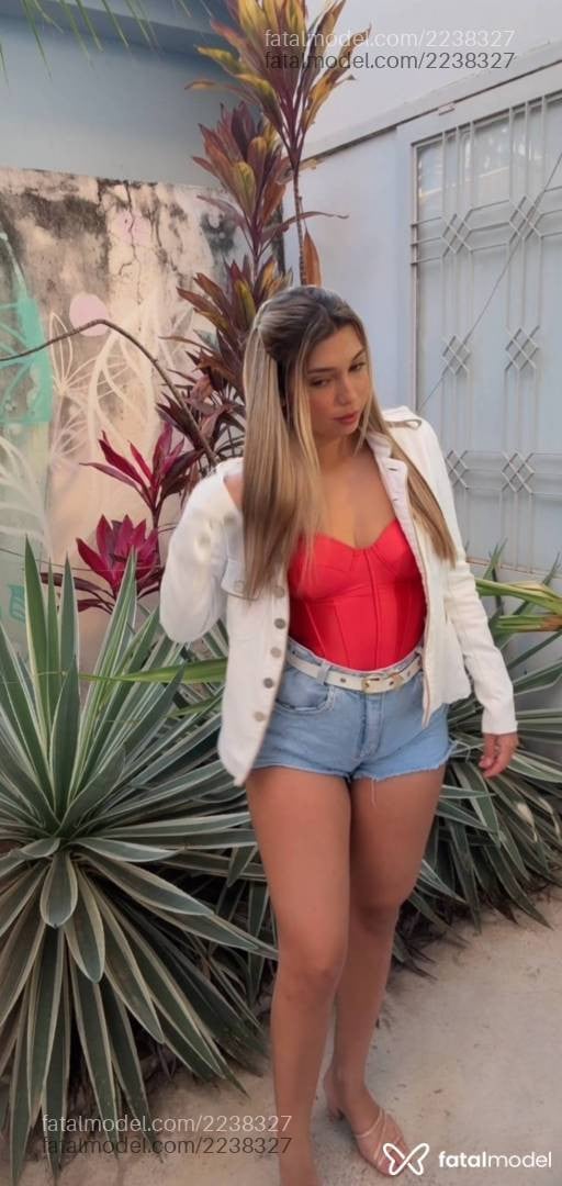 Acompanhante mulher com cabelo castanho de olhos mel - Bruninha