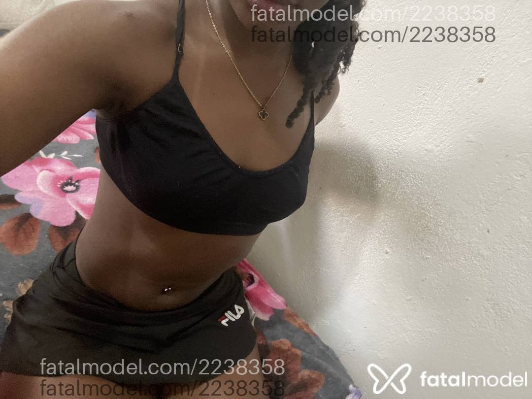 Acompanhante mulher morena (o) de olhos pretos - Hanna