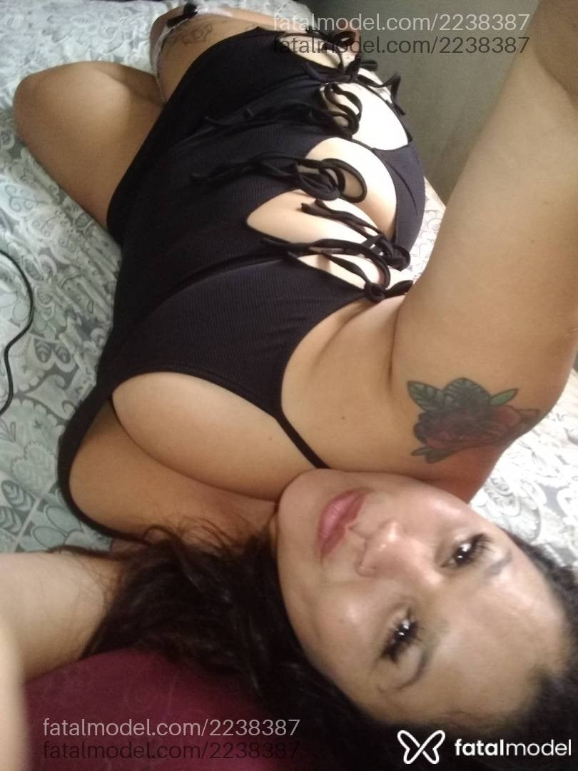 Acompanhante mulher com cabelo castanho de olhos mel em Virtual Acompanhante mulher com cabelo castanho de olhos mel em Virtual - Leslie