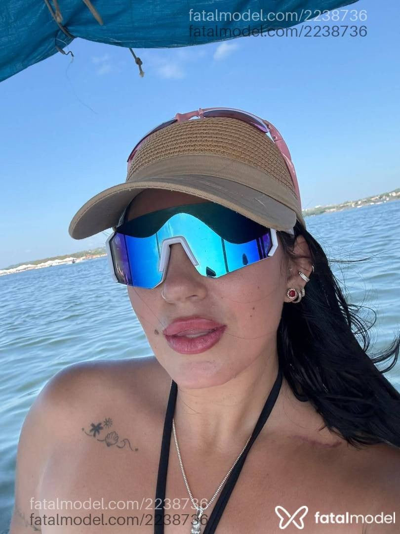 Acompanhante mulher morena (o) de olhos mel - Renata Malévola