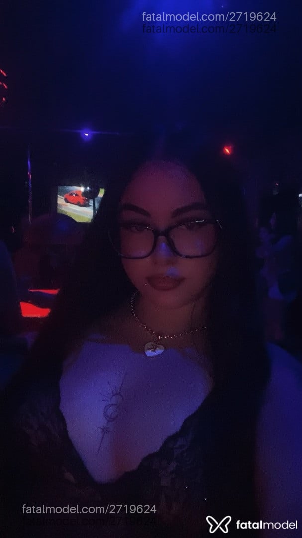 Acompanhante mulher com cabelo castanho de olhos castanhos em Porto Seguro Acompanhante mulher com cabelo castanho de olhos castanhos em Porto Seguro - Velminha