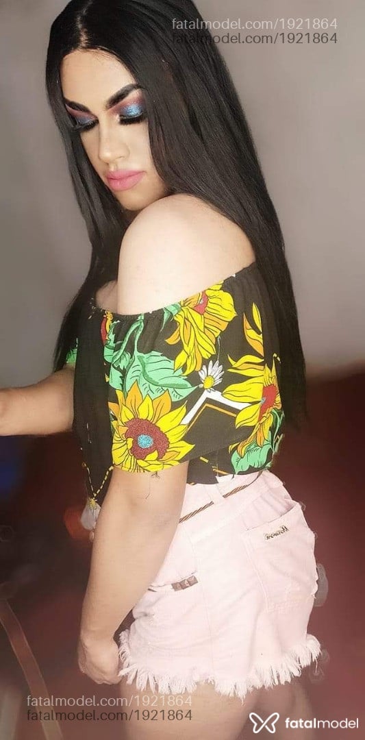Acompanhante mulher trans com cabelo colorido de olhos castanhos em Barbosa Ferraz - Lina