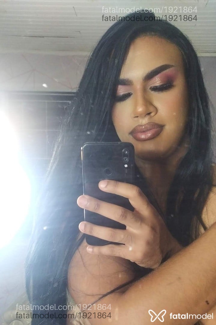 Acompanhante mulher trans com cabelo colorido de olhos castanhos em Barbosa Ferraz - Lina