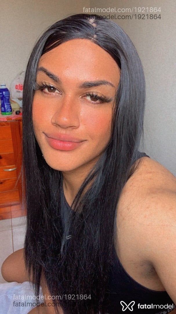 Acompanhante mulher trans com cabelo colorido de olhos castanhos em Barbosa Ferraz - Lina