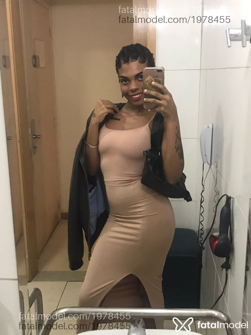 Acompanhante mulher com cabelo castanho de olhos castanhos em Rio de Janeiro - Any