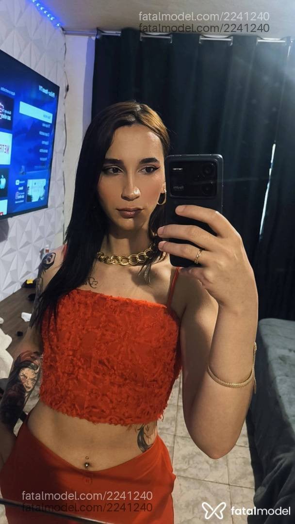 Acompanhante mulher trans com cabelo castanho de olhos castanhos - Thayssa Pfeiffer