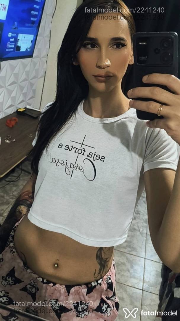 Acompanhante mulher trans com cabelo castanho de olhos castanhos - Thayssa Pfeiffer