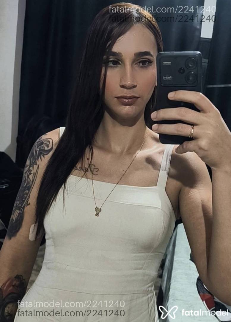 Acompanhante mulher trans com cabelo castanho de olhos castanhos - Thayssa Pfeiffer