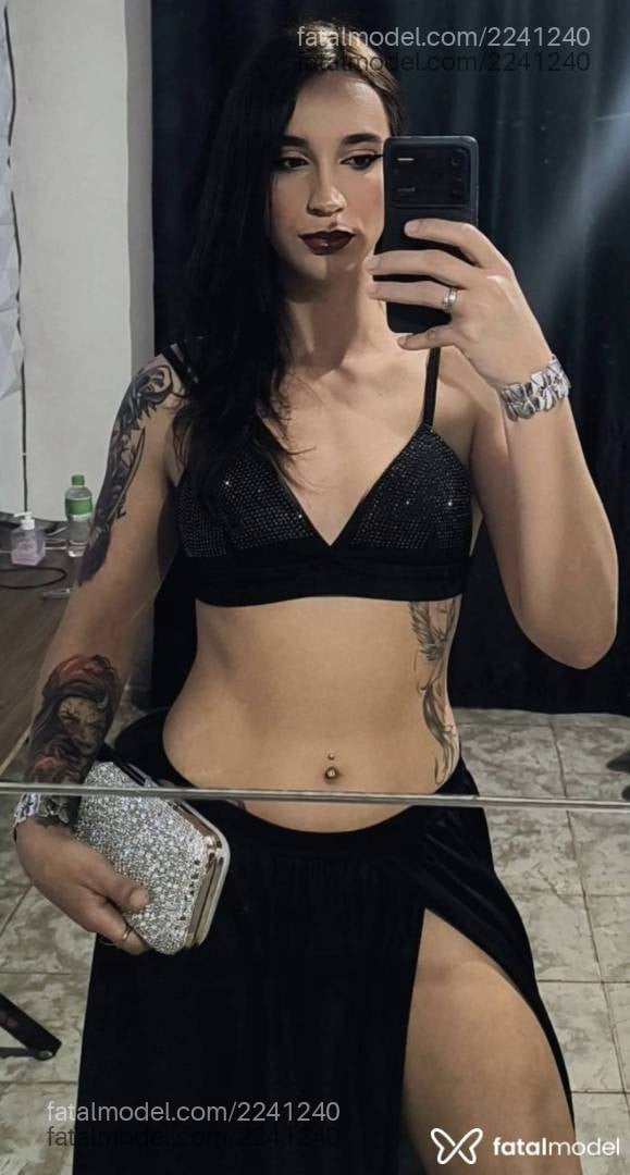 Acompanhante mulher trans com cabelo castanho de olhos castanhos - Thayssa Pfeiffer